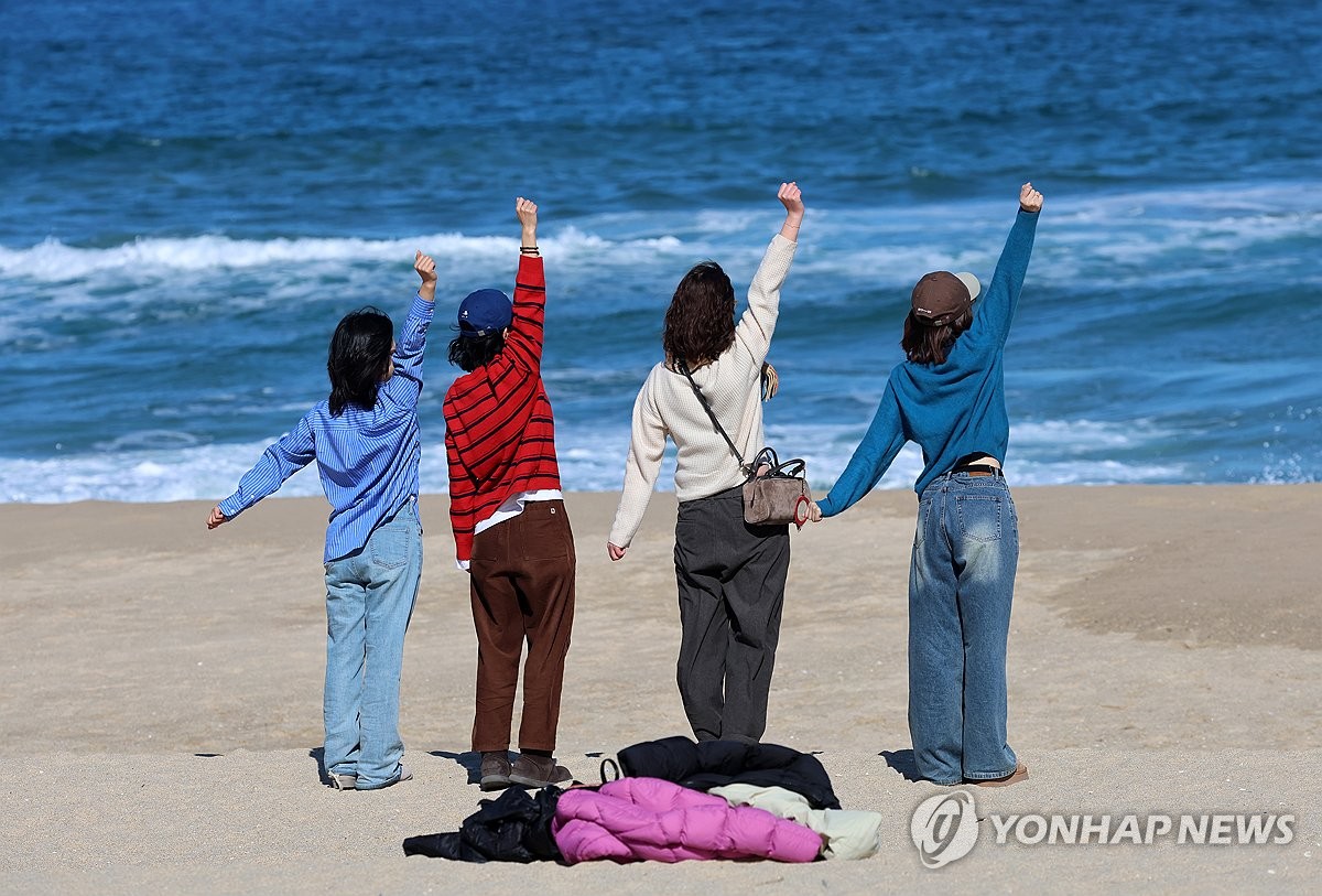 추억 만들기 좋은 봄 같은 날(강릉=연합뉴스)