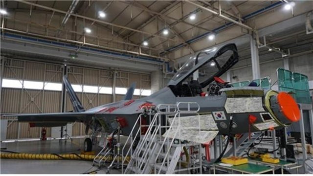 한국형 전투기 KF-21, 국산 AESA 레이다 장착하고 첫 비행｜동아일보