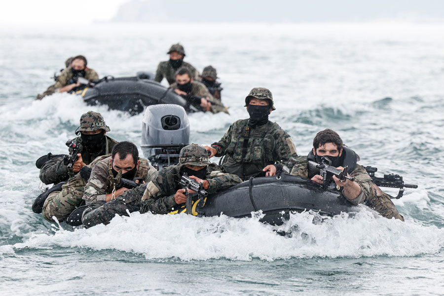 한미 특수부대, 해상침투 훈련｜동아일보