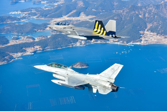 포토] KF-21·KF-16 시험비행 | 서울신문