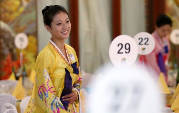 北 김정은 새 기쁨조 선발 “170cm 넘는 미녀들로” | 서울신문