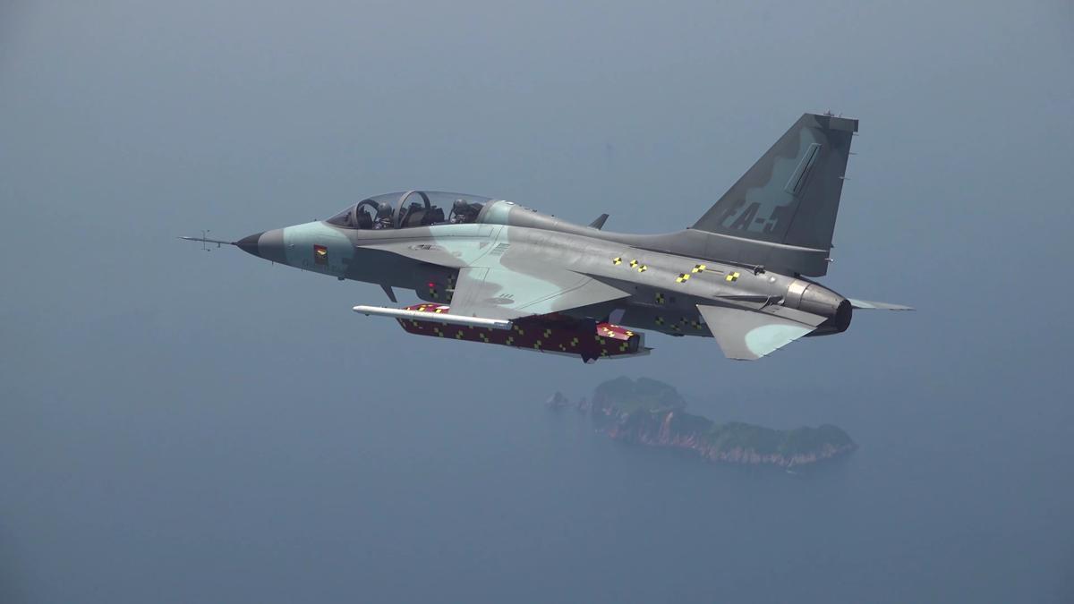 국산 유도탄 '천룡' 비행시험 성공…FA-50 탑재돼 안정적 분리｜동아일보