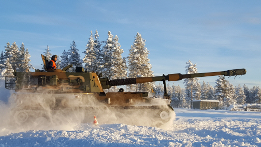 K-9 자주포, 북유럽 설원 달린다 | 서울경제