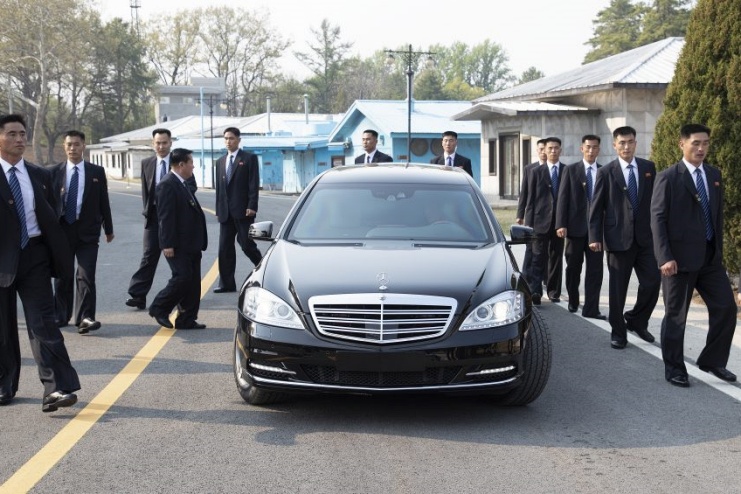 김정은, 경호부대에 식료선물 내렸다…코로나 속 특별 격려 행보 | DailyNK