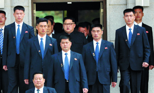 人의 장막' 김정은 경호대… 벤츠 따라 수백m 뛰며 호위-국민일보