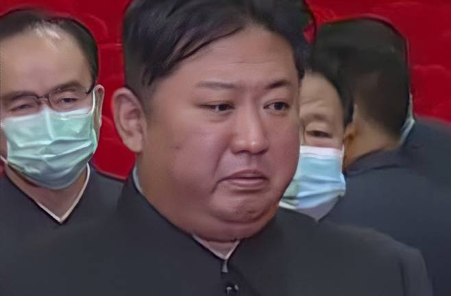 김정은, 울먹이더니 눈물 훔쳤다.. '스승 현철해' 사망 조문 현장