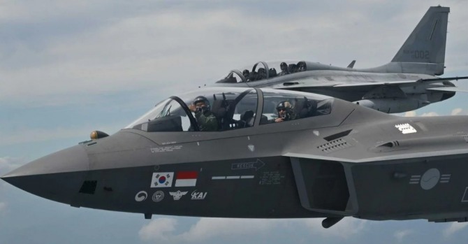 초점] UAE, 국방차관 KF-21 탑승…'보라매' 도입 검토 본격화 - 글로벌이코노믹