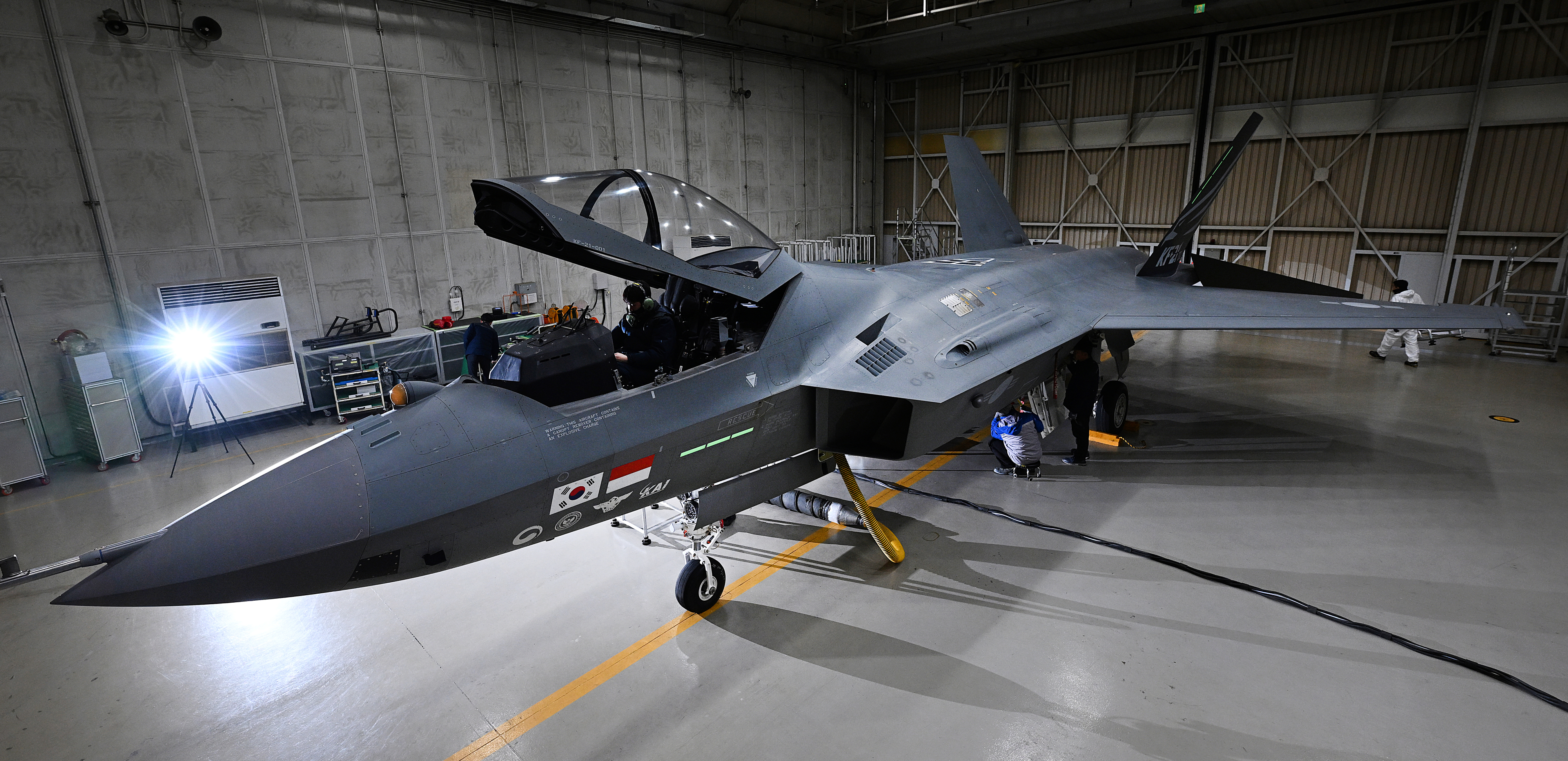 시험비행 앞둔 초음속 전투기 KF-21의 위용