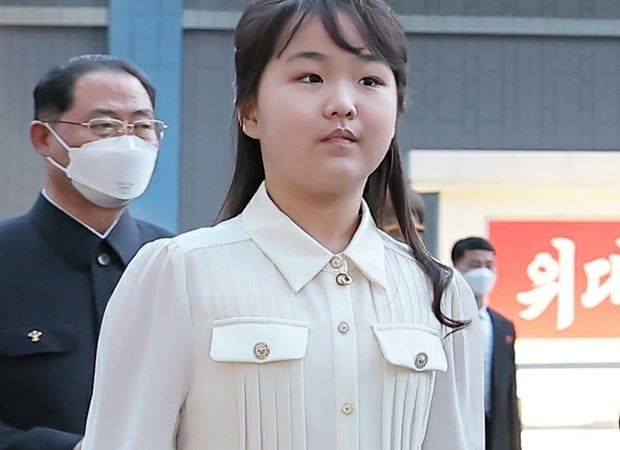 디올 입던 김주애…이번엔 2만원짜리 블라우스, 왜? | 한국경제