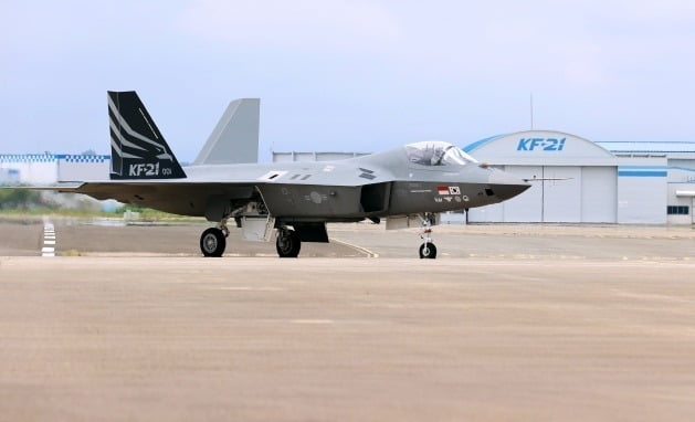 한국형 전투기 KF-21 지상활주 첫 공개…7월 말 초도비행 | 한국경제