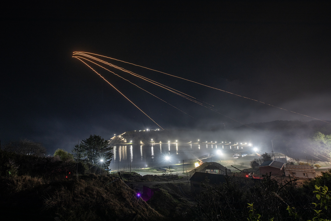 화염 뿜는 자주포·천무…육군, 고성 일대 야간 해상사격 - 헤럴드경제