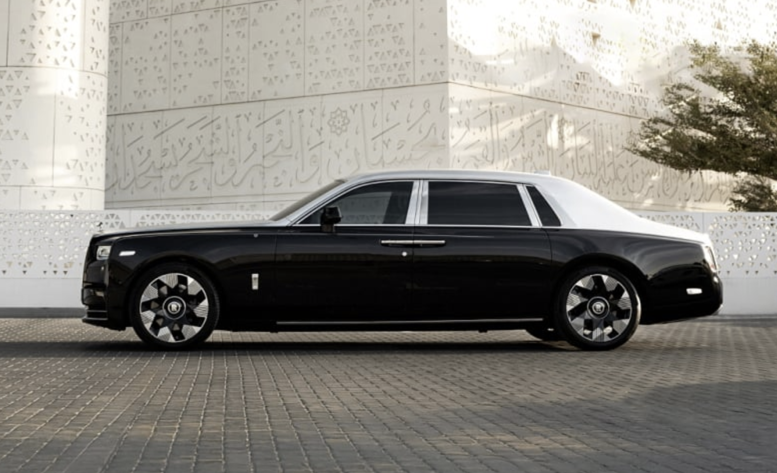 단 한대의 비스포크 롤스로이스 팬텀 아라베스크 공개