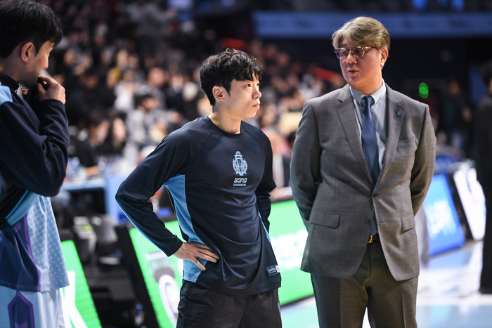 고양 소노 이재도(왼쪽)와 손창환 감독. 사진 | KBL