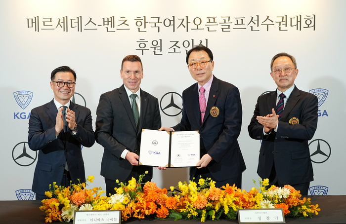 (왼쪽부터) 이상국 메르세데스-벤츠 코리아 디지털, 마케팅 및 커뮤니케이션 부문 총괄 부사장, 마티아스 바이틀 메르세데스-벤츠 코리아 대표이사, 정창기 대한골프협회 부회장, 박재형 대한골프협회 전무이사가 25일 서울 신라호텔에서 열린 ‘한국여자오픈골프선수권대회’ 스폰서십 체결을 위한 조인식에서 기념 촬영을 하고 있다. 사진ㅣ메르세데스-벤츠 코리아