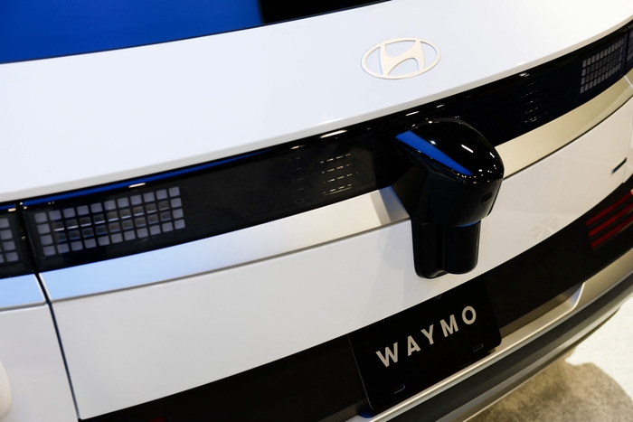 미국 자율주행 시장에서 웨이모(Waymo)와 모셔널(Motional)을 양 날개 삼아 로보택시 사업을 본격화한다. 사진은 지난달 7일 네바다주 라스베이거스에서 열린 연례 국제전자제품박람회(CES)에 6세대 웨이모 드라이버를 탑재한 현대 아이오닉 5가 전시되어 있는 모습. 사진 | 로이터=연합뉴스