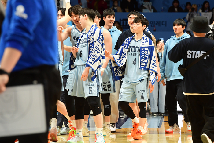 소노 선수단이 1일 고양소노아레나에서 열린 2025~2026 LG전자 프로농구 정규리그 대구 한국가스공사와 5라운드 맞대결에서 80-62로 승리한 후 기뻐하고 있다. 사진 | KBL