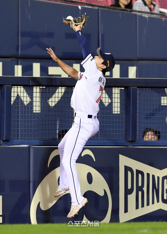 두산 베어스 3루수 이유찬이 21일 잠실구장에서 열린 2024 KBO리그 SSG 랜더스와 경기 7회초 1사 1루 상황에서 SSG 최지훈의 파울 타구를 잡아내고 있다. 잠실 | 박진업 기자 upandup@sportsseoul.com