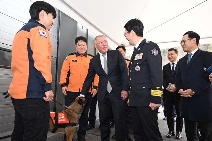 (가운데) 현대차그룹 정의선 회장이 특수구조대 구조견을 보고 있는 모습. 사진ㅣ현대차그룹