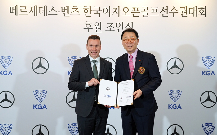 (왼쪽부터) 마티아스 바이틀 메르세데스-벤츠 코리아 대표이사, 정창기 대한골프협회 부회장이 25일 서울 신라호텔에서 열린 ‘한국여자오픈골프선수권대회’ 스폰서십 체결을 위한 조인식에서 기념 촬영을 하고 있다. 사진ㅣ메르세데스-벤츠 코리아