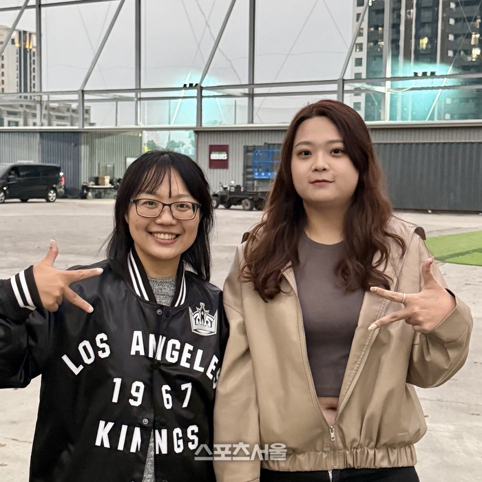 키움을 좋아하는 현지 팬 노치연(왼쪽) 씨와 우뤄지아(오른쪽) 씨가 키움의 K를 나타내는 포즈를 취하고 있다. 가오슝 | 박연준 기자 duswns0628@sportsseoul.com