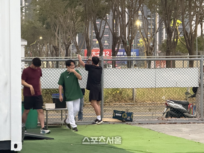대만 현지 팬들이 키움 선수들에게 담장 넘어 사인을 받고 있는 모습. 가오슝 | 박연준 기자 duswns0628@sportsseoul.com