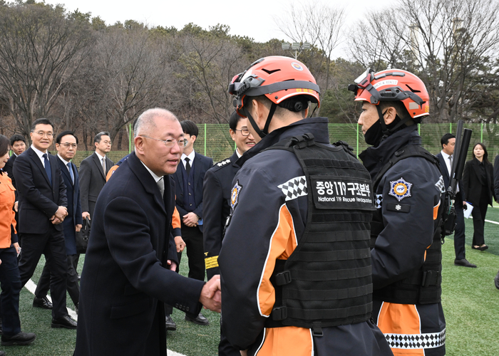 현대차그룹 정의선 회장이 기증 행사에 참석한 소방관들을 격려하고 있는 모습. 사진ㅣ현대차그룹