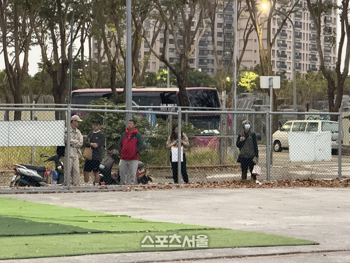 대만 현지 팬들이 키움 선수들을 기다리는 모습. 가운데에 있는 우뤄지아 씨가 조영건에게 선물해주기 위한 흰색 선물 쇼핑백을 들고 선수를 기다리고 있다. 가오슝 | 박연준 기자 duswns0628@sportsseoul.com