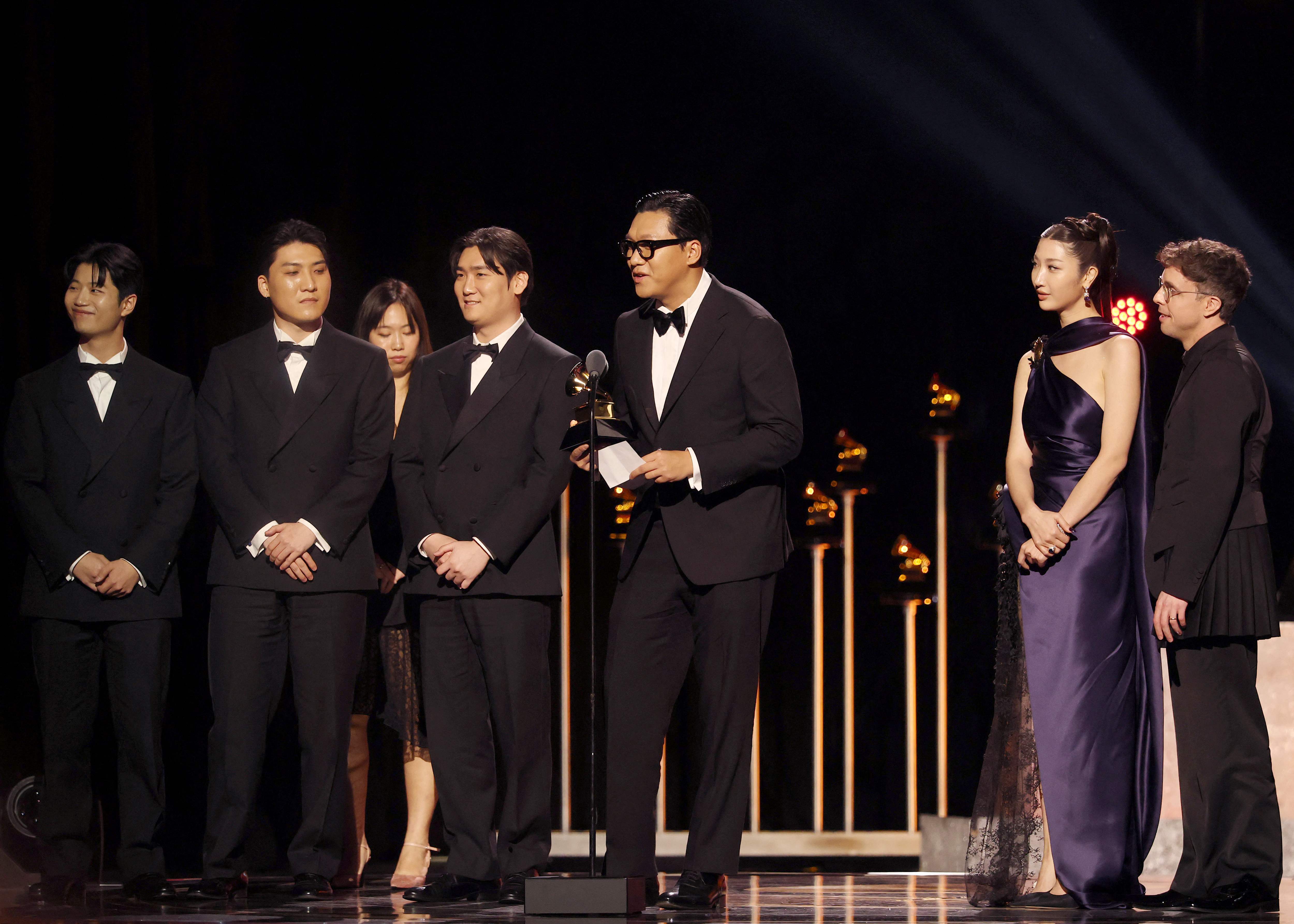 제68회 그래미 어워즈에서 수상한 '케이팝 데몬 헌터스' OST '골든' 작곡진. 왼쪽부터 아이디오(이유한 곽중규 남희동), 24(서정훈)