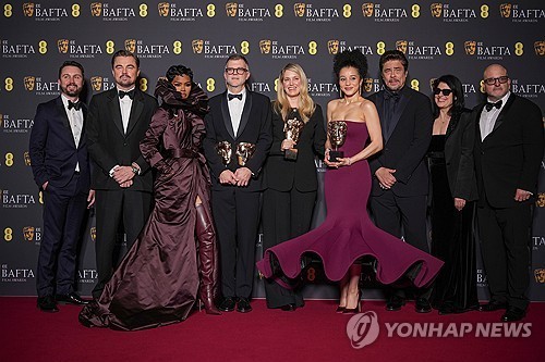 토마스 앤더슨 감독(왼쪽에서 네번째)이 영국 아카데미 수상후 사진 촬영한 모습.
[AP=연합뉴스 자료사진]