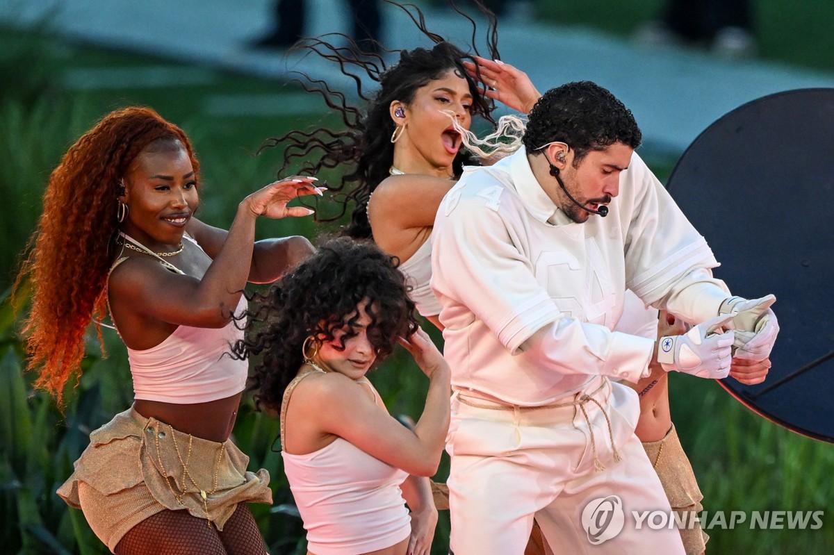 슈퍼볼 하프타임쇼에서 열창하는 배드 버니[UPI=연합뉴스]
