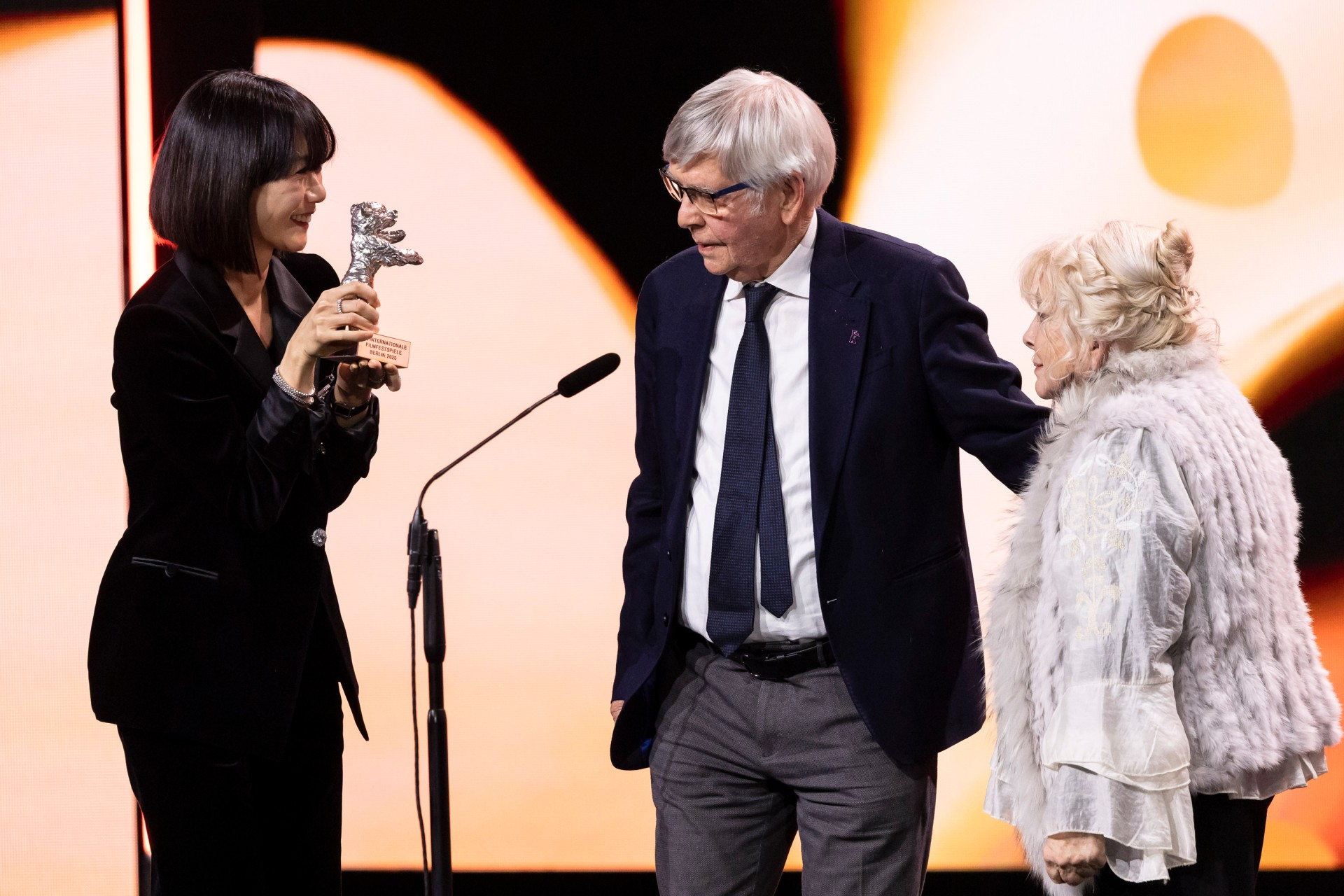 배두나, 톰 코트니와 애나 콜더 마셜 © Richard Hübner / Berlinale 2026