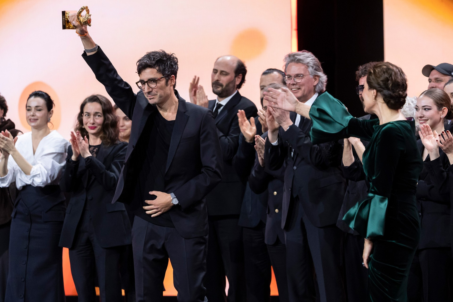 황금곰상 든 튀르키예계 독일 감독 일케르 차탁 © Berlinale 2026