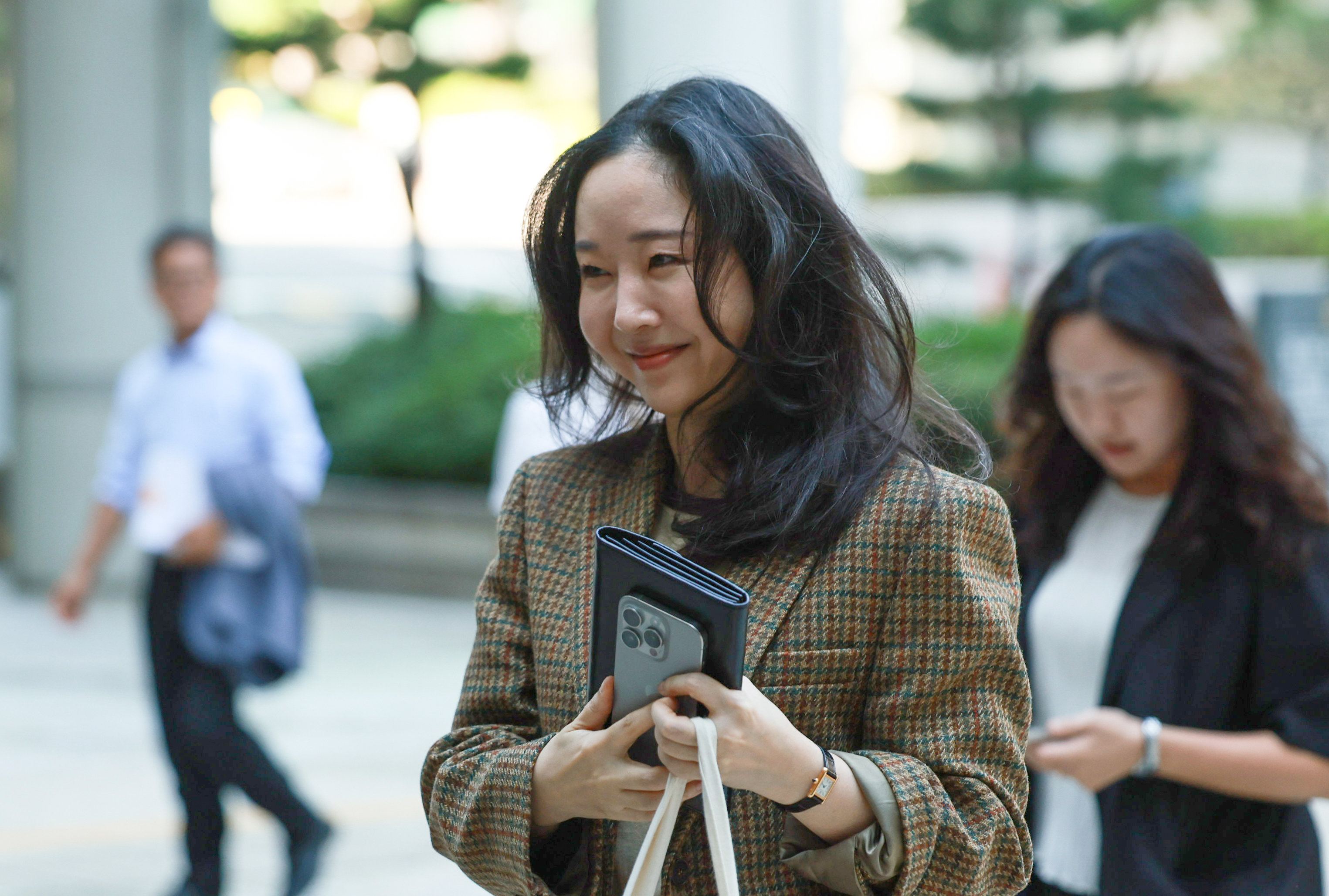 법원 출석하는 민희진 전 어도어 대표
(서울=연합뉴스) 홍해인 기자 = 민희진 전 어도어 대표가 11일 서울 서초구 중앙지방법원에서 열린 하이브와의 주식 매매대금 청구 및 주주 간 계약 해지 확인 소송에 증인으로 출석하고 있다.