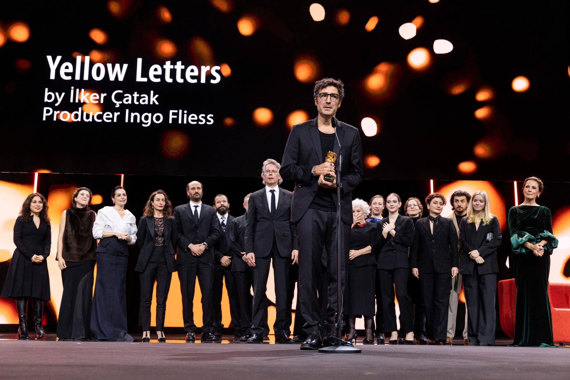 황금곰상 든 튀르키예계 독일 감독 일케르 차탁(İlker Çatak) © Richard Hübner / Berlinale 2026