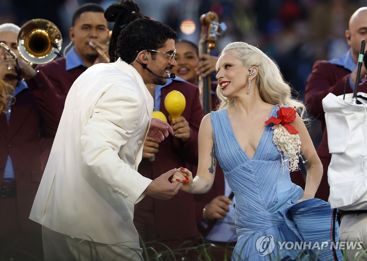 손잡은 배드 버니와 레이디 가가[EPA=연합뉴스]