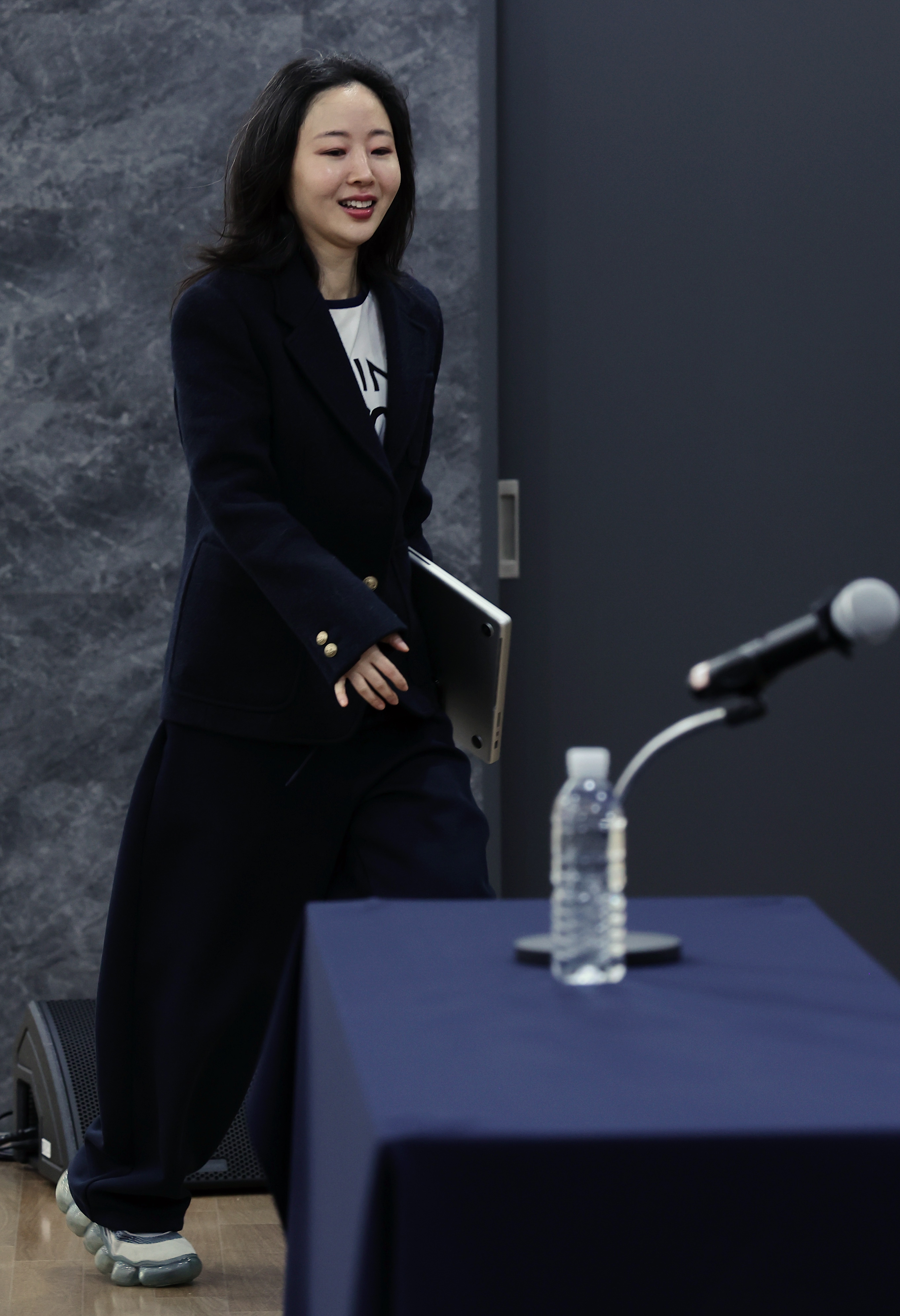 '풋옵션 승소' 기자회견 연 민희진
(서울=연합뉴스) 이재희 기자 = 민희진 어도어 전 대표가 25일 서울 종로구 교원챌린지홀에서 열린 민희진-하이브 간 255억 풋옵션 소송 1심 승소 관련 기자회견에 참석하고 있다.