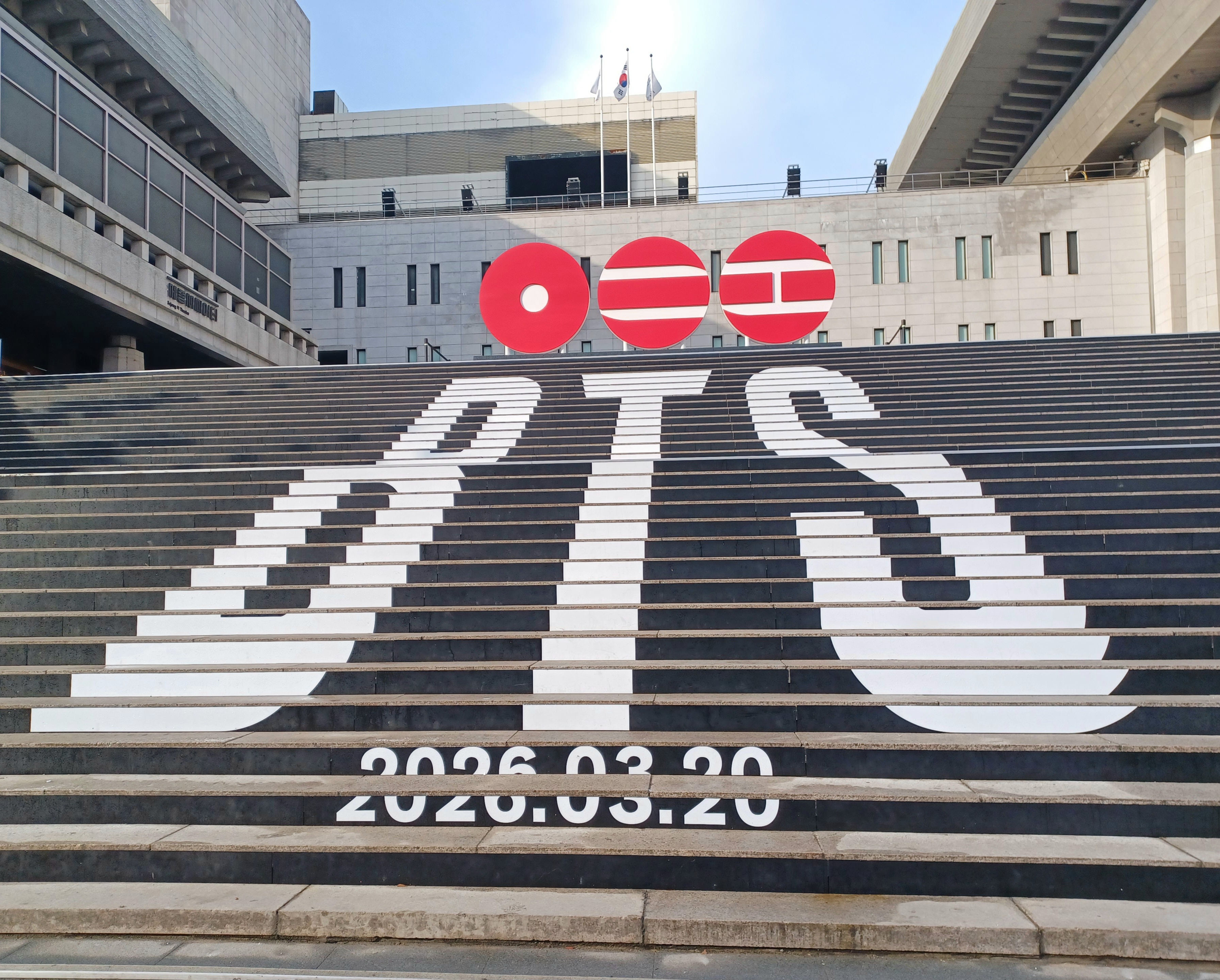 세종문화회관 중앙계단 BTS 컴백 홍보물
[연합뉴스 자료사진]