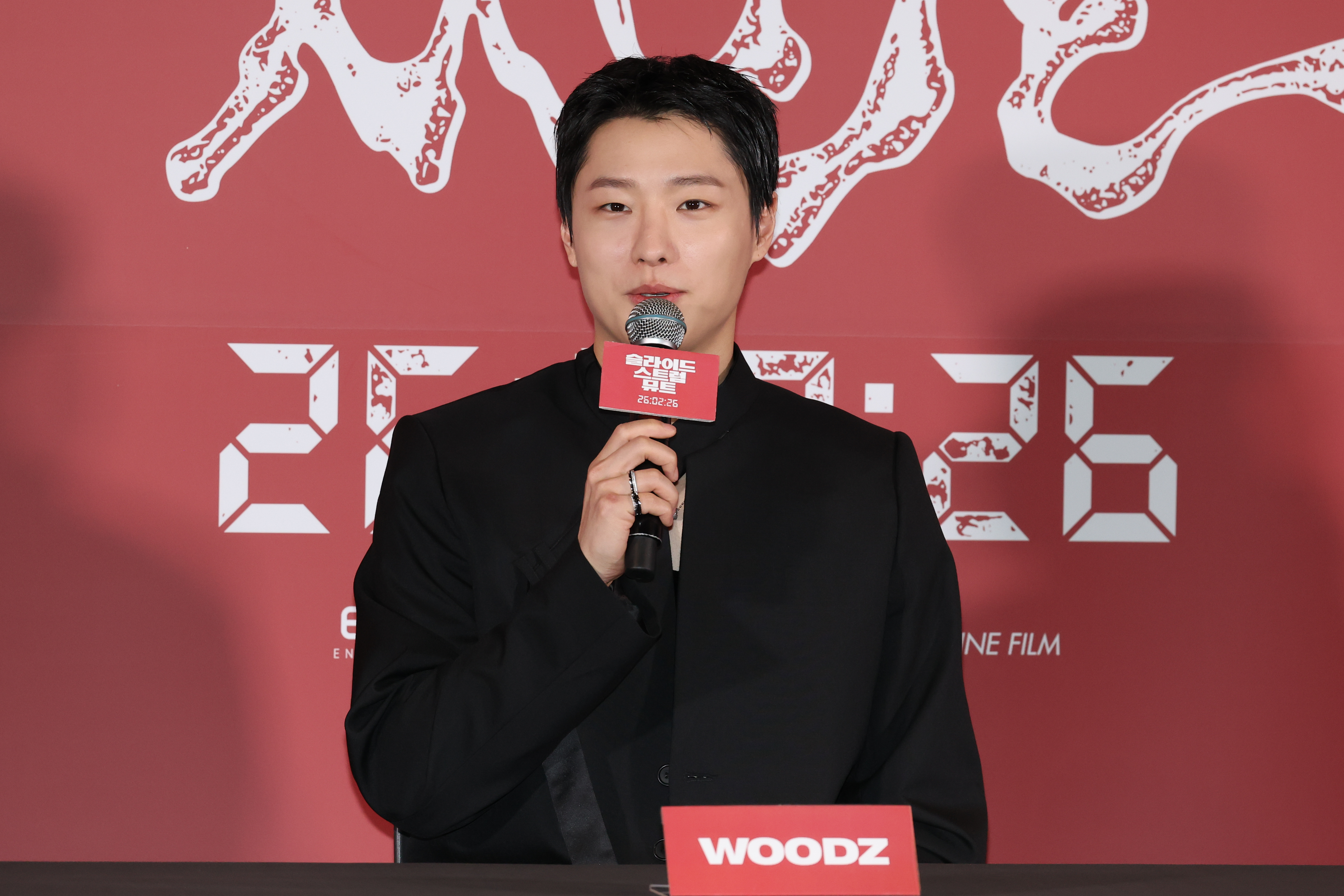 인사말하는 우즈
(서울=연합뉴스) 류효림 기자 = 가수 우즈(WOODZ)가 20일 서울 용산구 CGV용산점에서 열린 영화 〈슬라이드 스트럼 뮤트〉 시사회 및 기자간담회에서 인사하고 있다.
