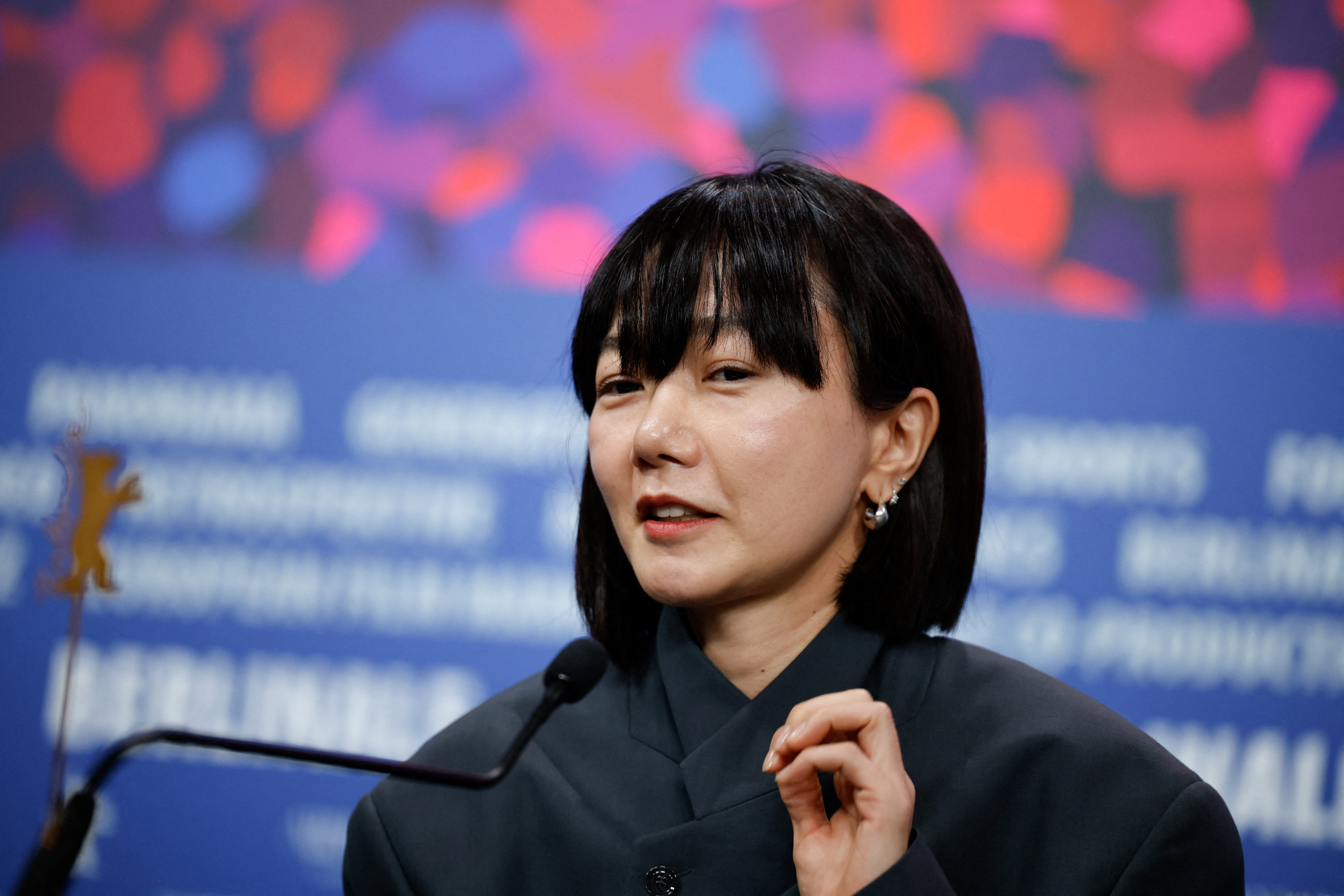 배우 배두나가 베를린영화제 개막 기자회견에 참석해 취재진을 바라보고 있다. /REUTERS