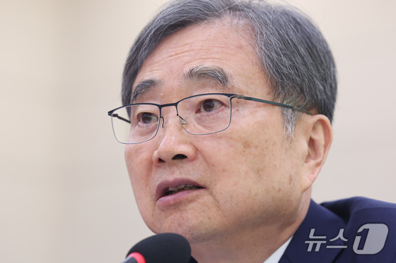 Foreign Minister Cho Hyun is responding to questions from lawmakers at a plenary session of the Foreign Affairs and Unification Committee held at the National Assembly in Yeouido, Seoul, on Tuesday 2026.3.17 / News1
