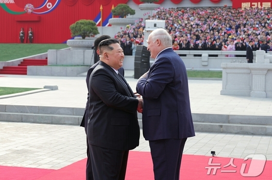 The Rodong Sinmun, the official newspaper of North Korea’s Workers’ Party, reported on Thursday that a welcoming ceremony for Comrade Alexander Lukashenko, President of the Republic of Belarus, who is paying an official visit to our country at the invitation of Comrade Kim Jong Un, was held on Wednesday at Kim Il Sung Square / Rodong Sinmun