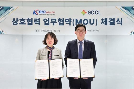 Han Hye-jeong, Head of the KBIOHealth New Drug Development Support Center (left), and Jo Kwan-goo, CEO of GCCL (right), signing an MOU