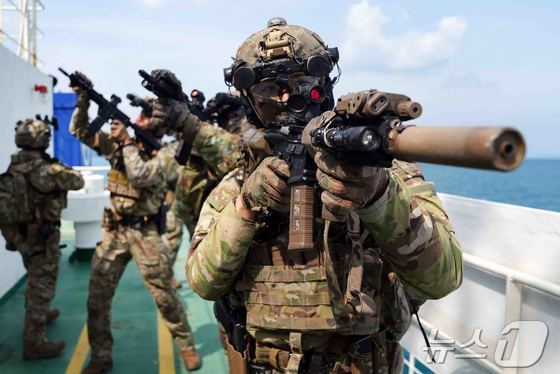 A Navy Special Warfare Search and Interdiction Team (UDT/SEAL) member conducting a crew rescue operation after boarding the Hanuri, which simulated a pirate hijacking scenario, during the 45th Cheonghae Unit Civilian-Military Joint Anti-Piracy Maritime Exercise last May 2025.3.7 / News1