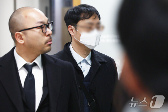 Mr. Oh, a graduate student in his 30s who sent a drone into North Korea, is appearing at the Seoul Central District Court in Seocho-gu, Seoul, on the morning of February 26 to undergo a pre-arrest hearing 2026.2.26 / News1