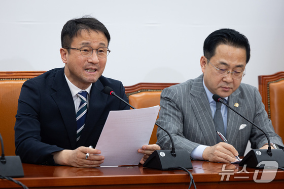 Han Byeong-do, floor leader (chairman) of the Democratic Party of Korea, delivers an opening statement at the second plenary meeting of the National Assembly Investigation Committee for uncovering the truth and withdrawing the indictment over the Yoon Suk Yeol administration\'s fabricated prosecution, held at the National Assembly in Yeouido, Seoul, on Thursday 2026.3.5 / News1