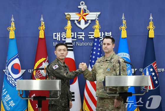 Joint Chiefs of Staff Public Affairs Director Jang Do-young and U.S. Forces Korea Public Affairs Director Ryan Donald clasp hands after announcing the 2026 Freedom Shield (FS) exercise plan at the Ministry of National Defense in Yongsan-gu, Seoul, on the afternoon of February 25 2026.2.25 / News1
