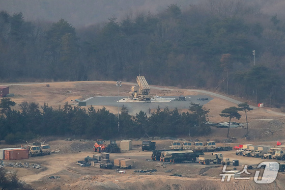 The U.S. Terminal High Altitude Area Defense (THAAD) base in Seongju County, North Gyeongsang Province, on the afternoon of March 10, following reports by U.S. media that some of the THAAD systems deployed in South Korea were being moved to the Middle East. With the launchers pointing skyward, a sense of stillness pervades the base 2026.3.10 / News1
