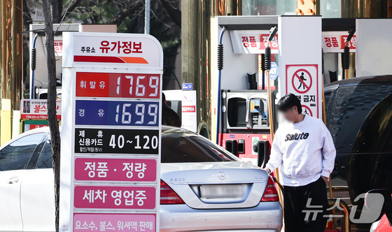 On March 13, the first day of the implementation of the maximum price cap on petroleum products, gasoline and diesel prices are displayed at a gas station in Seoul 2026.3.13 / News1