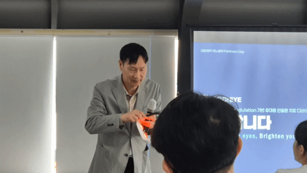 Kim Sang-geun, CEO of MEDI-IoT, is demonstrating the product while using Medi-i himself 2026.3.31 / News1
