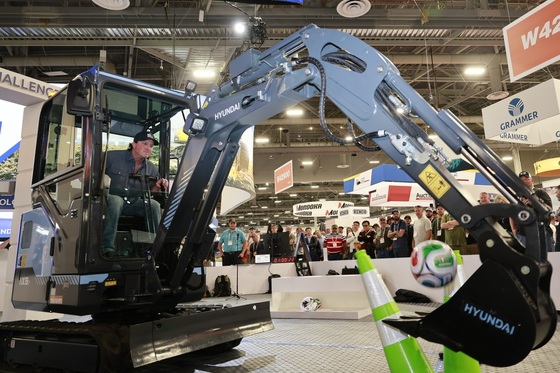 HD Construction Equipment held its Operator Challenge at CONEXPO 2026, North America\'s largest construction equipment exhibition, in Las Vegas, U.S., on Tuesday, drawing crowds of spectators watching the competition (Provided by HD Construction)